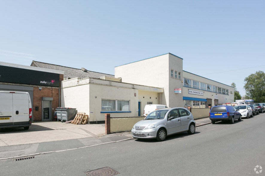 Wood Rd, Kingswood to rent - Primary Photo - Image 1 of 5