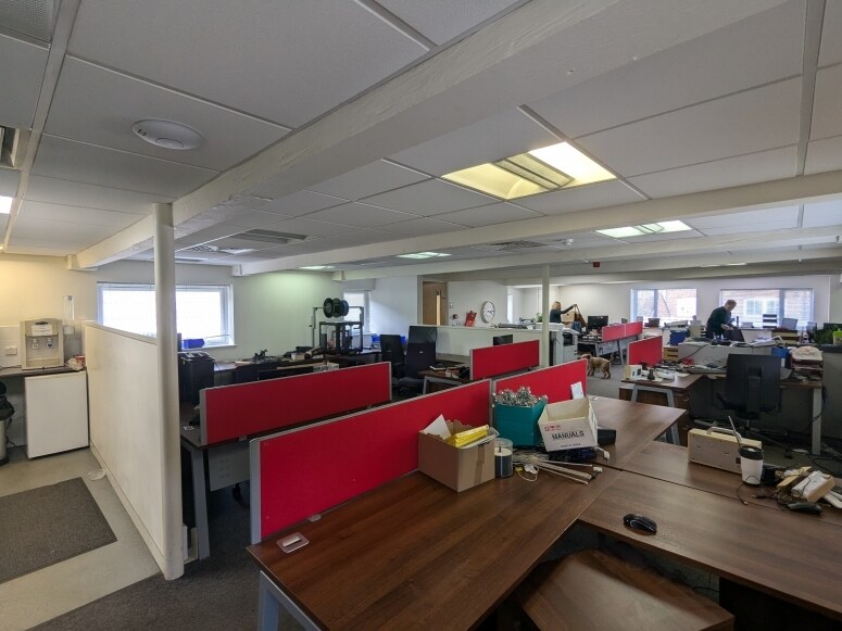 22 Gosden Cmn, Guildford to rent Interior Photo- Image 1 of 3