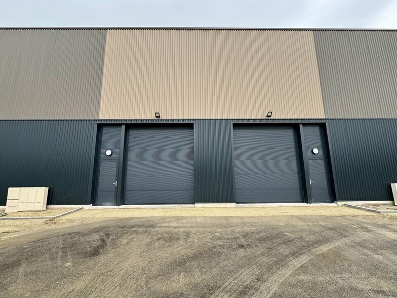 Light Industrial in Flins-sur-Seine for sale - Building Photo - Image 2 of 7