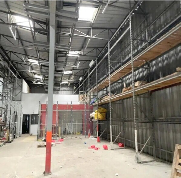 Office in Coignières to rent - Building Photo - Image 2 of 9