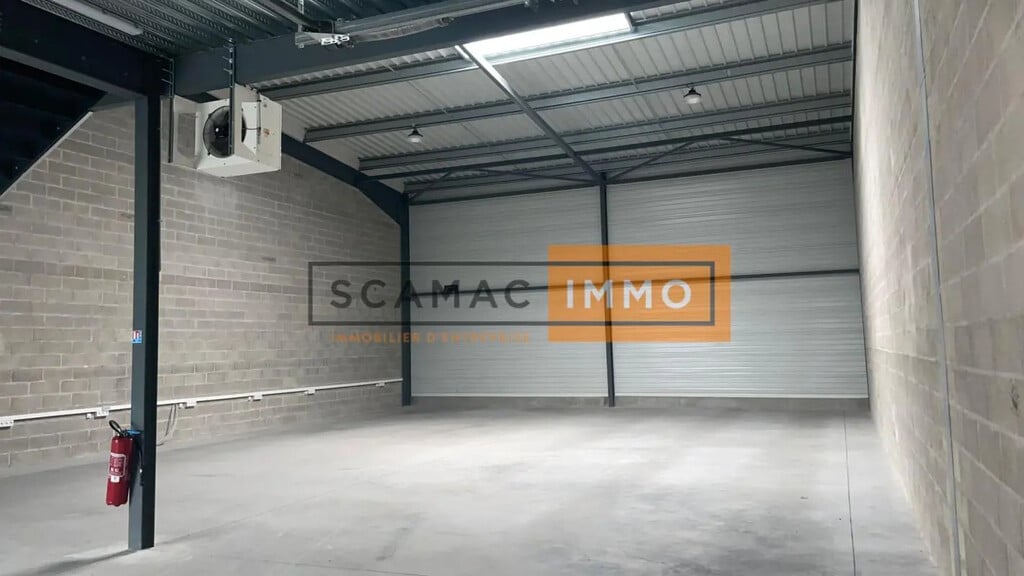 Location Entrepôt 305 m² - Photo 1