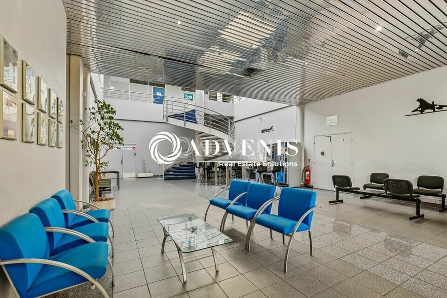 Office in Villepinte for sale - Lobby - Image 2 of 10
