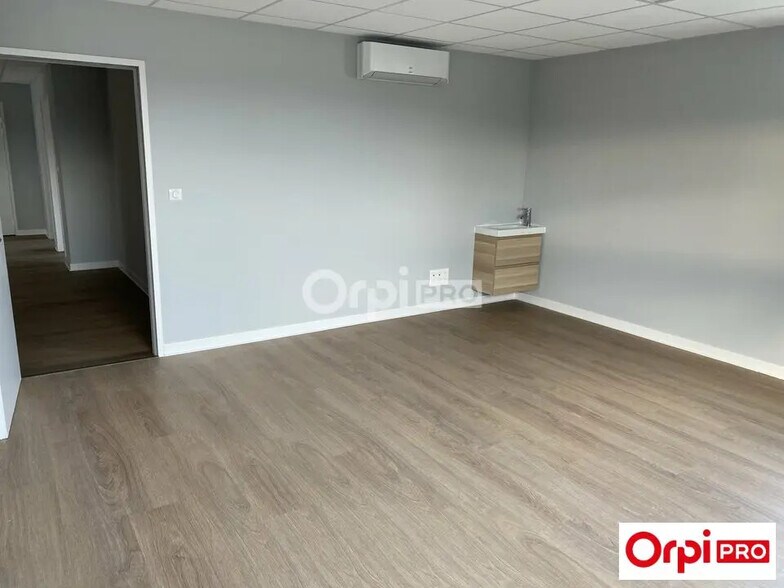 Office in Valence to rent - Building Photo - Image 3 of 8