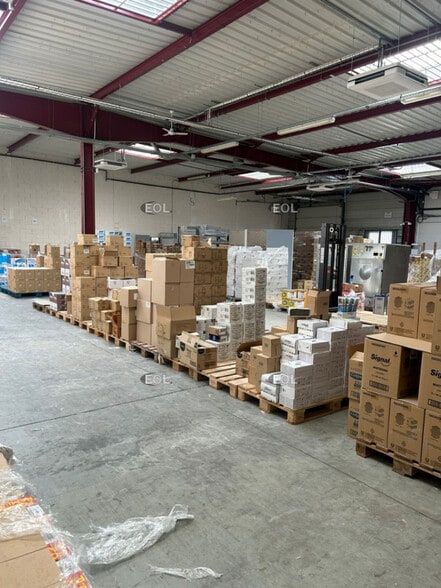 Light Industrial in Franconville to rent - Interior Photo - Image 2 of 7