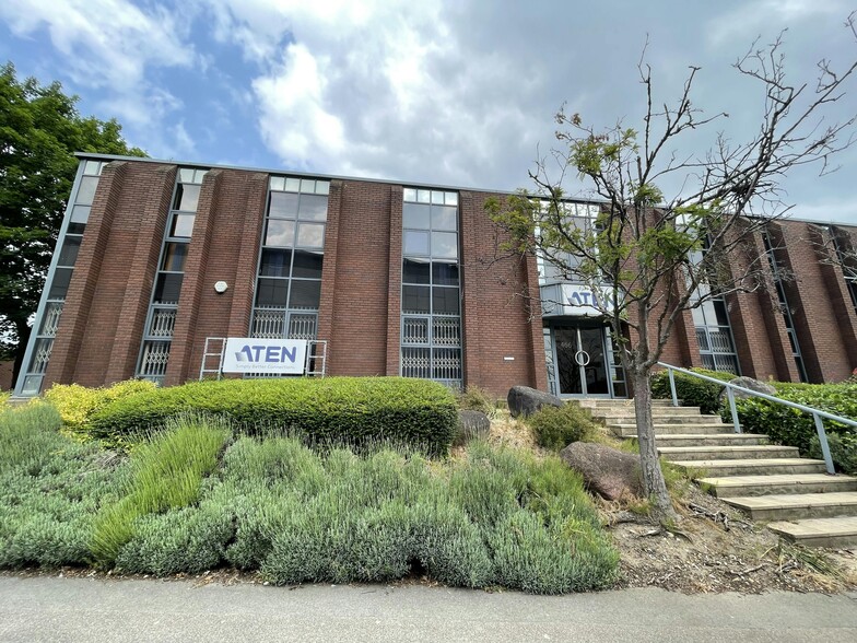 466-467 Malton Ave, Slough to rent - Building Photo - Image 1 of 6