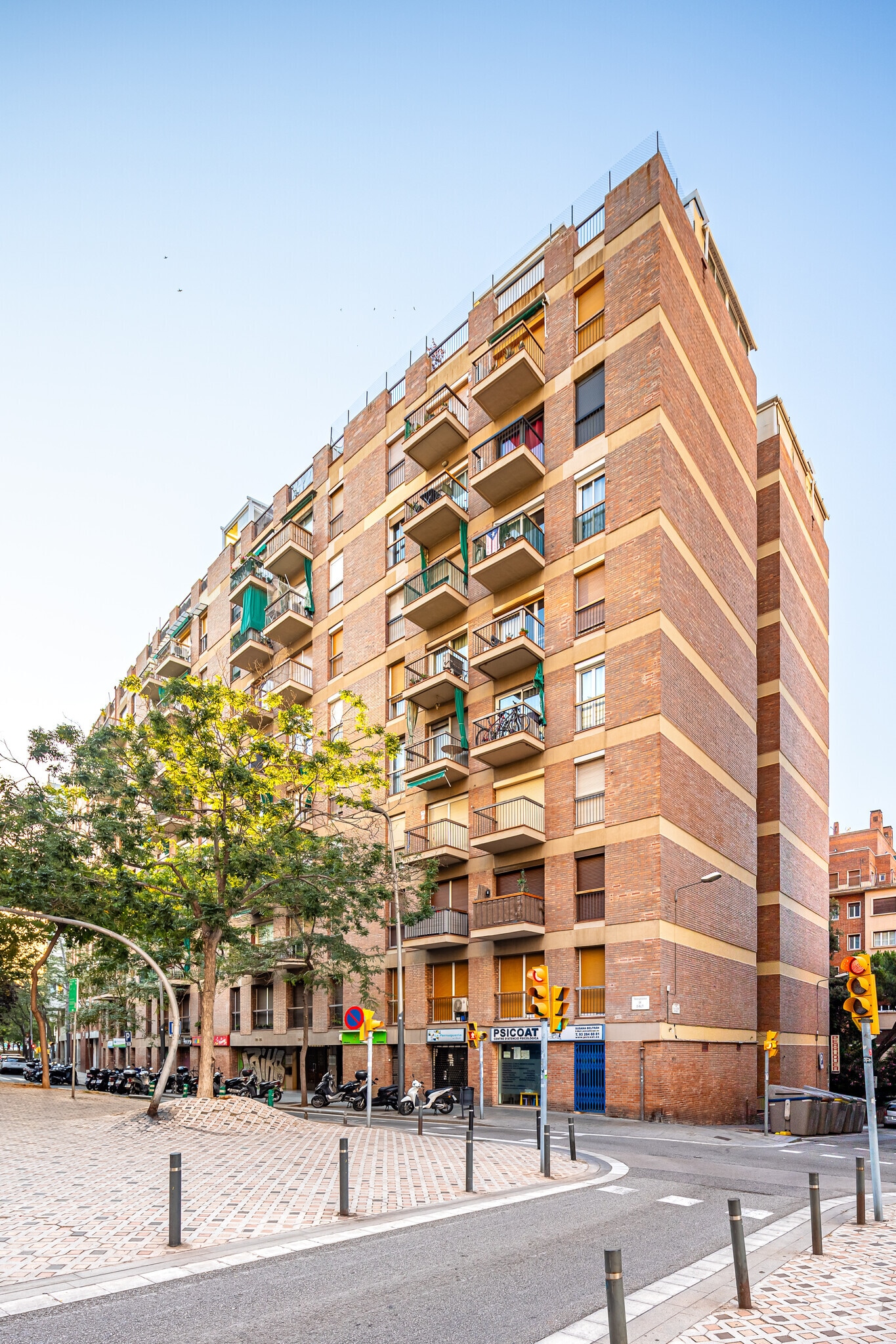 Retail in Barcelona, Barcelona to rent Primary Photo- Image 1 of 5