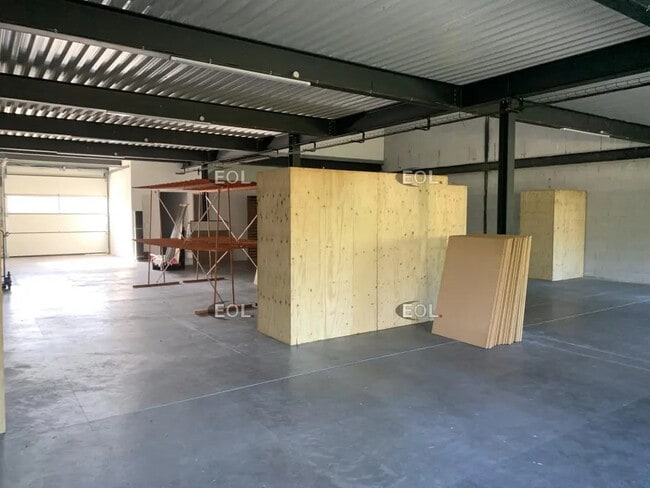 Location Local d'activités 250 m²