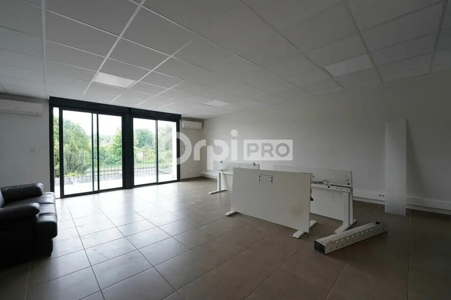 Office in Marcilly-d'Azergues to rent - Primary Photo - Image 2 of 5