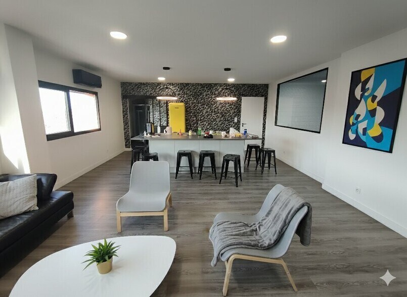 Light Industrial in Vaulx-Milieu to rent - Interior Photo - Image 3 of 11