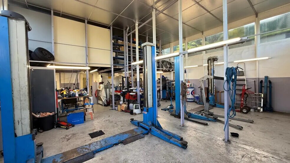 Retail in Fontenay-le-Fleury for sale - Primary Photo - Image 2 of 7