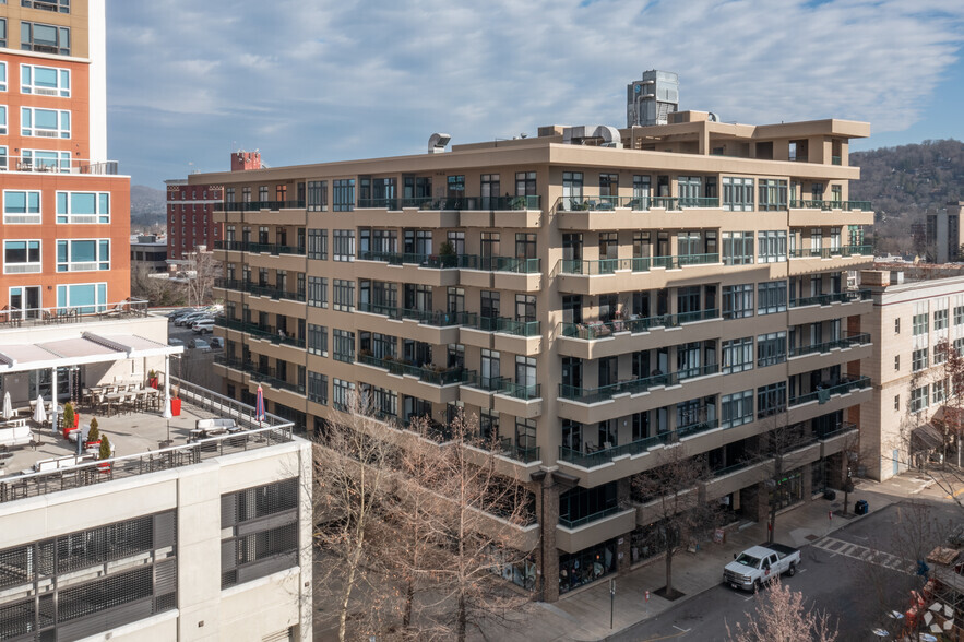 21 Battery Park Ave, Asheville, NC for rent - Primary Photo - Image 1 of 75