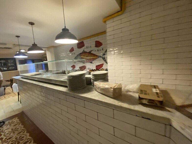 Retail in Barcelona, Barcelona to rent - Interior Photo - Image 1 of 8