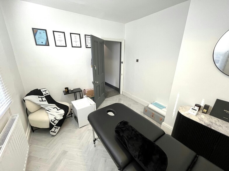 6 George St, Alderley Edge to rent - Building Photo - Image 3 of 7