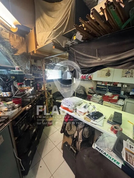 Retail in Paris to rent - Interior Photo - Image 2 of 9