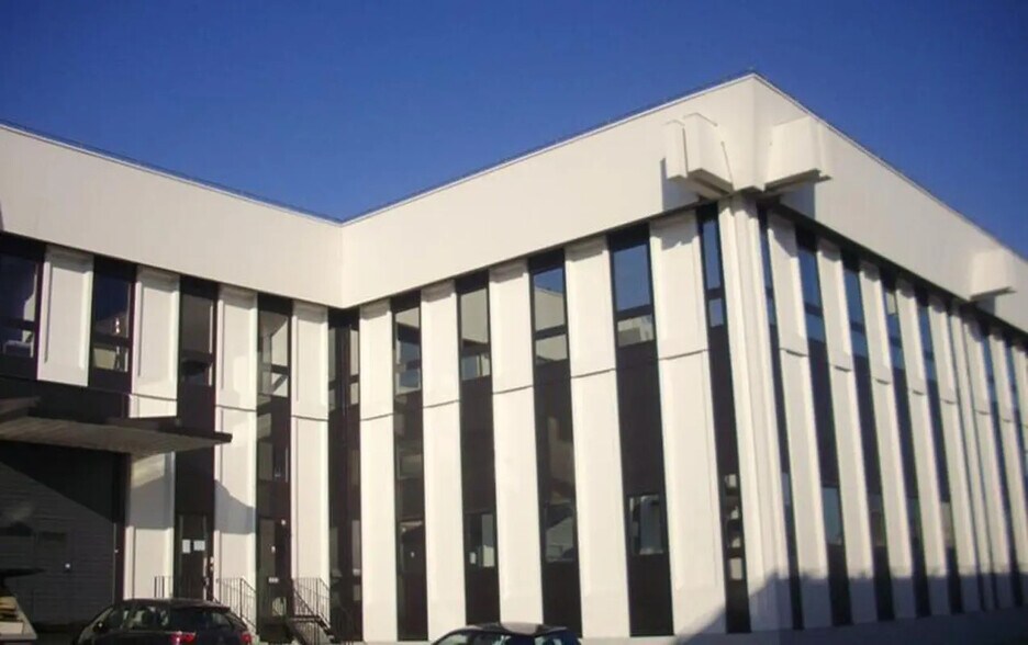 Light Industrial in Rungis to rent - Building Photo - Image 2 of 5