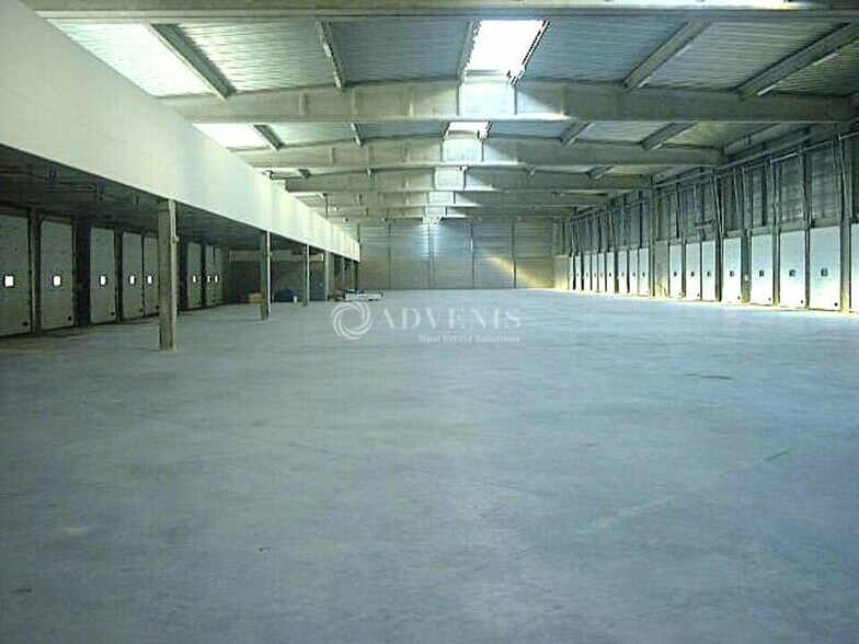 Industrial in Aulnay Sous Bois to rent - Building Photo - Image 3 of 7