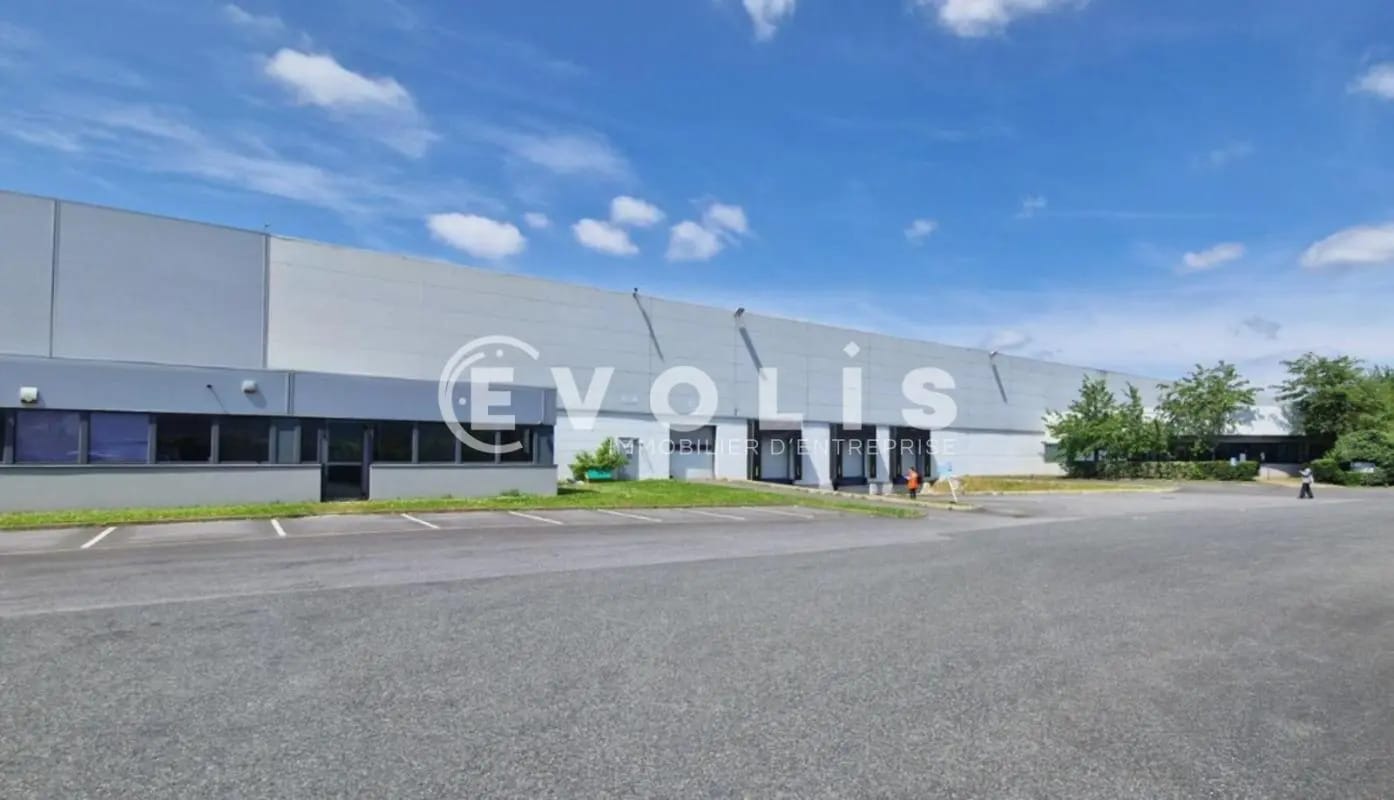 205 Rue De La Motte, Lieusaint to rent Building Photo- Image 1 of 6