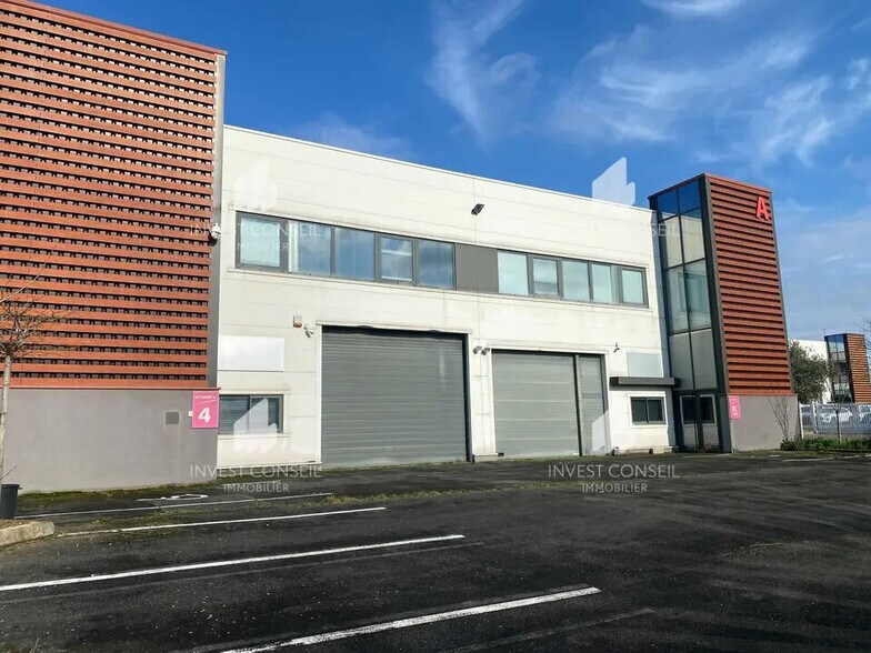 Light Industrial in Stains to rent - Building Photo - Image 1 of 10