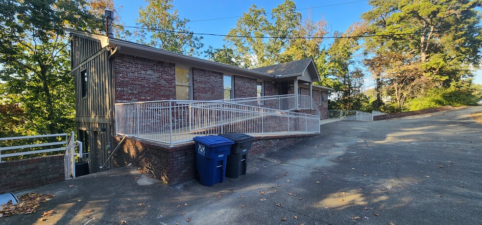 586 Shades Crest Rd, Birmingham, AL for rent - Building Photo - Image 2 of 9