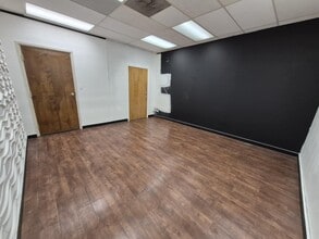 2500 W Broad St, Athens, GA to rent Interior Photo- Image 1 of 3