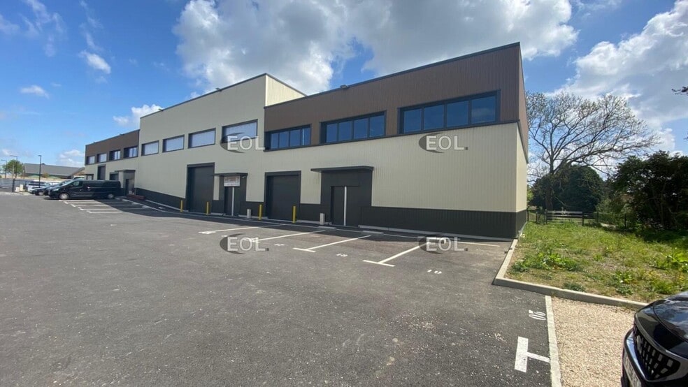 Light Industrial in Marcoussis to rent - Building Photo - Image 1 of 6