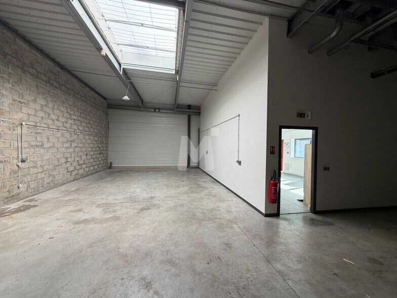Light Industrial in Palaiseau to rent - Interior Photo - Image 2 of 12