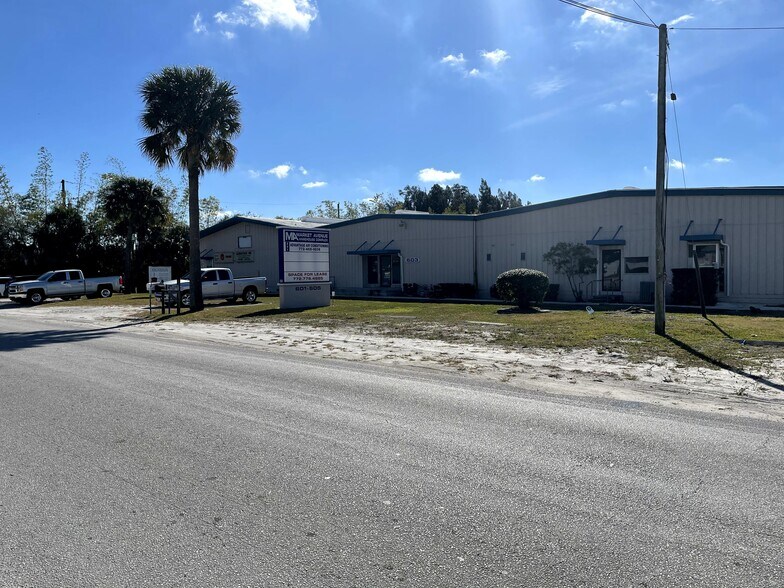 601-605 S Market Ave, Fort Pierce, FL for rent - Building Photo - Image 1 of 5