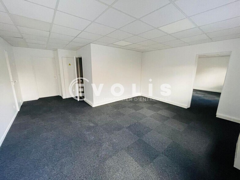 587 Avenue Blaise Pascal, Moissy-Cramayel to rent - Interior Photo - Image 3 of 5