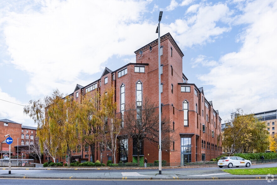 2 Park Ln, Leeds to rent - Building Photo - Image 2 of 3