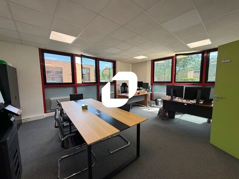 Light Industrial in Villepinte to rent - Interior Photo - Image 2 of 12