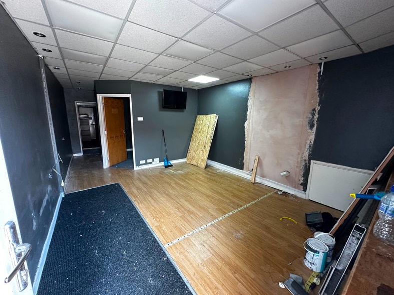 36 Newerne St, Lydney for sale - Interior Photo - Image 2 of 5