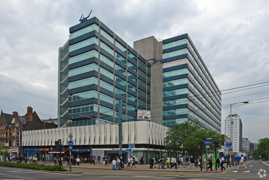 Dingwall Rd, Croydon to rent - Building Photo - Image 3 of 5