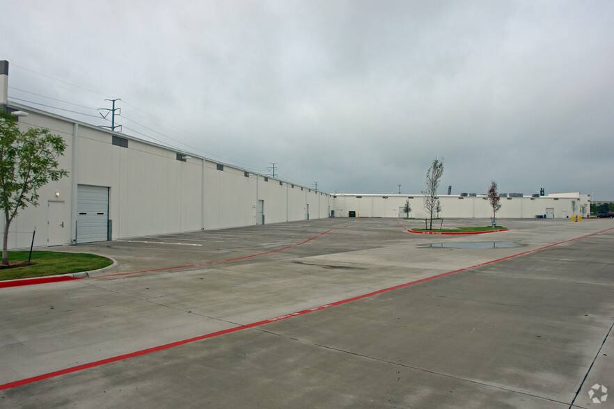 2350 Crist Rd, Garland, TX for rent - Building Photo - Image 2 of 7