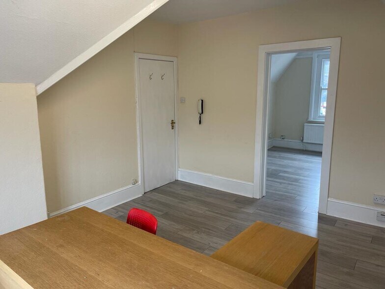 16-18 Pampisford Rd, Purley to rent - Building Photo - Image 2 of 9