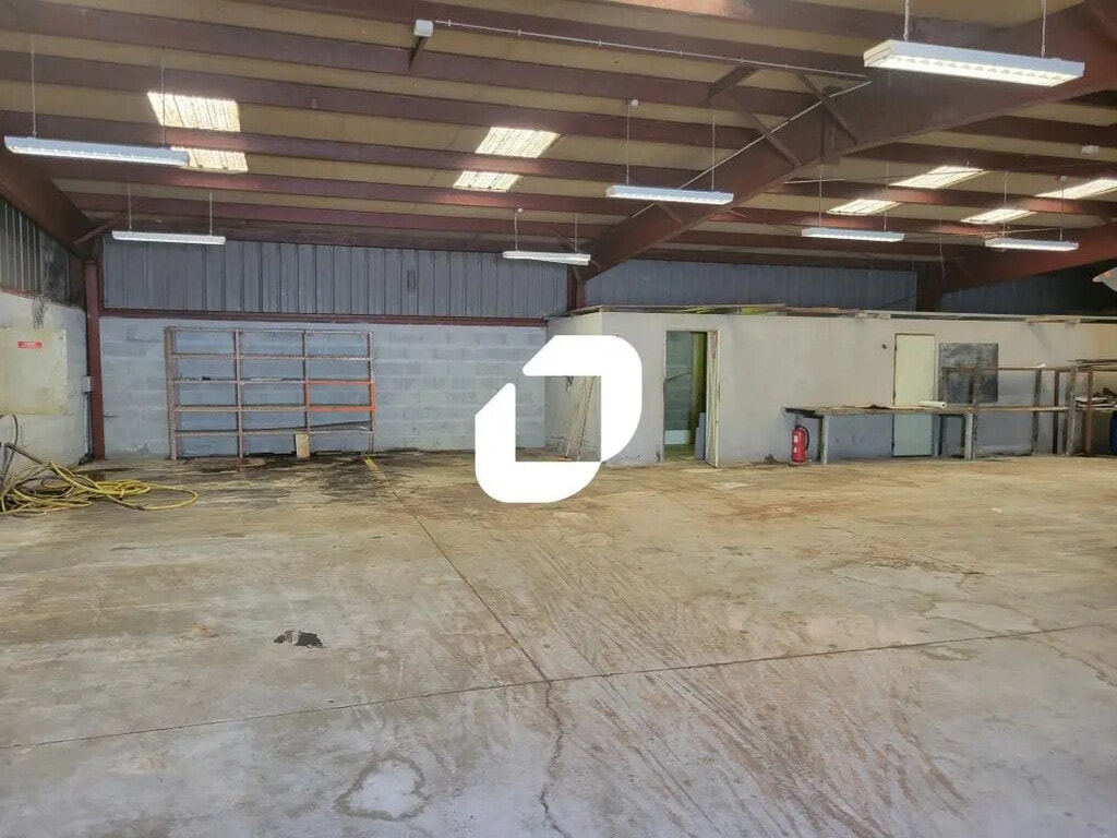 Location Local d'activités 250 m² - Photo 1