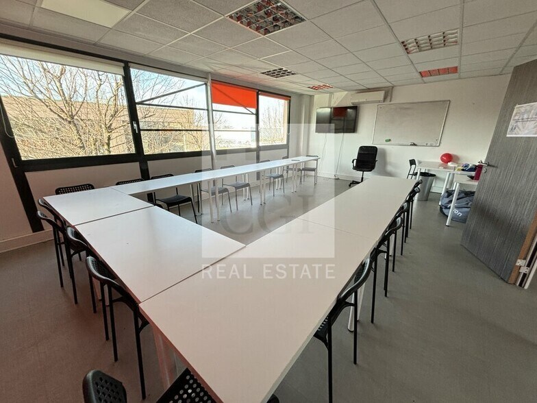 34 Rue Du 35eme Regiment D'Aviation, Bron to rent - Interior Photo - Image 3 of 8