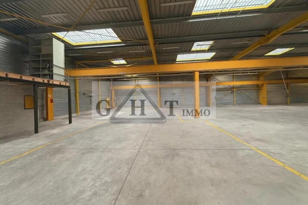 Location Entrepôt 1 240 m² - Photo 1