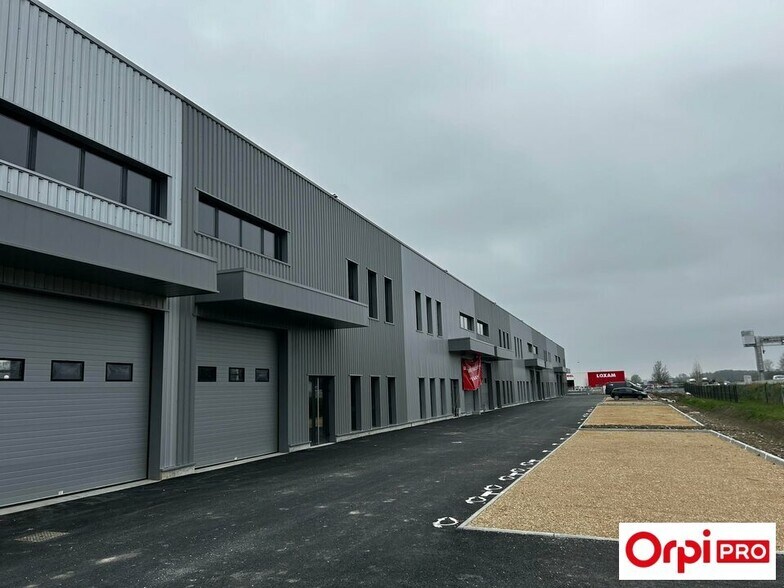 Light Industrial in Bourgoin-Jallieu to rent - Building Photo - Image 1 of 7