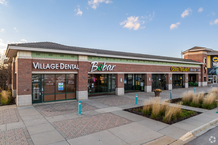 980 Elk Grove Town Ctr, Elk Grove Village, IL for rent - Building Photo - Image 2 of 12