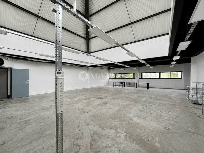 12 Chemin Du Moulin Basset, Saint-Denis to rent - Interior Photo - Image 3 of 12