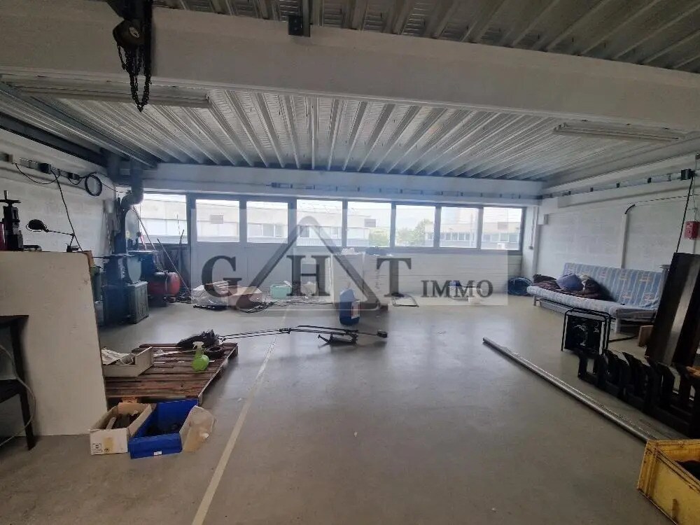 Industrial in Stains to rent Interior Photo- Image 1 of 8