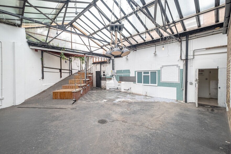 49 Green Lanes, London to rent - Interior Photo - Image 3 of 134