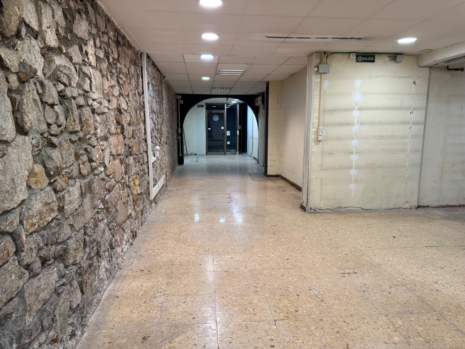 Retail in Barcelona, Barcelona to rent Interior Photo- Image 1 of 16