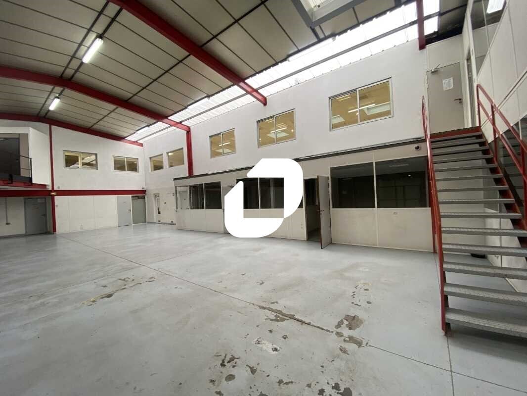 Light Industrial in Bobigny to rent Building Photo- Image 1 of 12