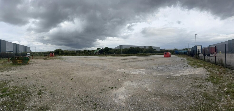 Michael Faraday Ave, Rochdale to rent - Primary Photo - Image 1 of 7