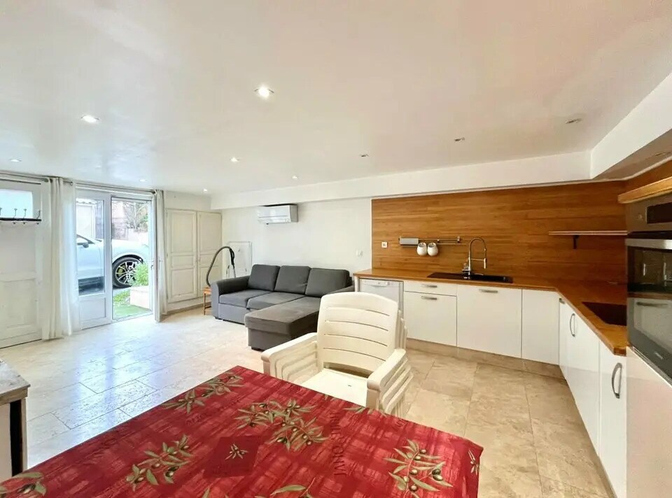 Retail in Sainte-Maxime for sale Interior Photo- Image 1 of 6