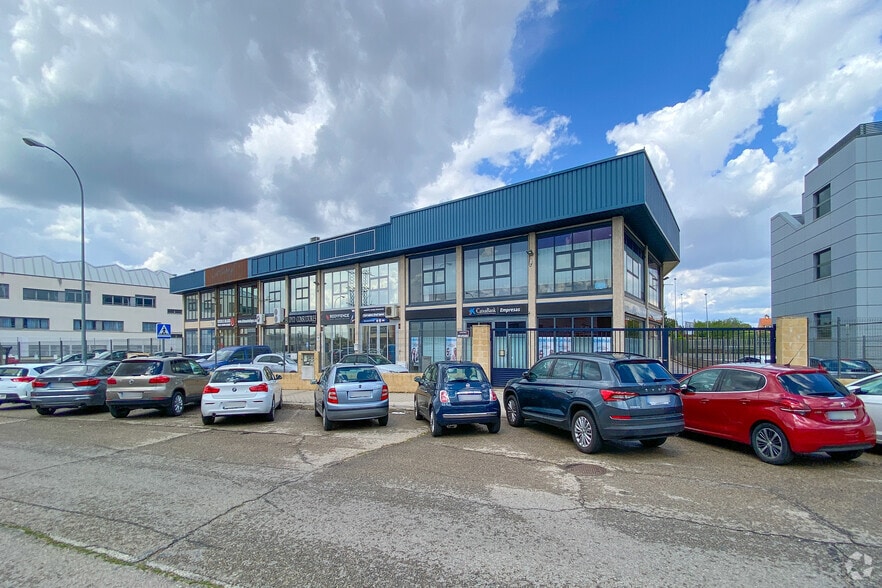 Avenida Quitapesares, 37, Villaviciosa de Odón, Madrid to rent - Building Photo - Image 2 of 2