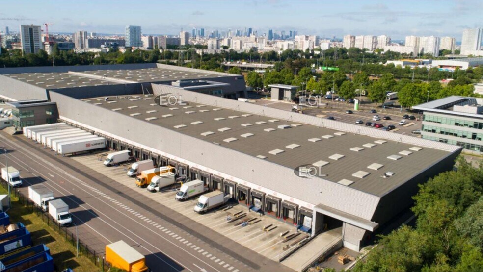 Industrial in Gennevilliers to rent - Building Photo - Image 2 of 11
