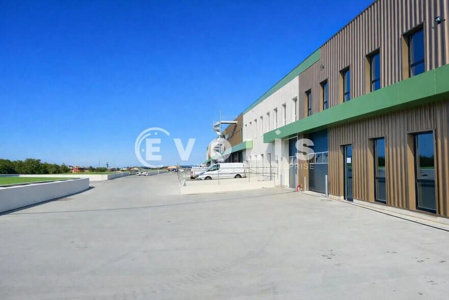 Chemin Des Carouges, Bondy to rent - Building Photo - Image 2 of 9