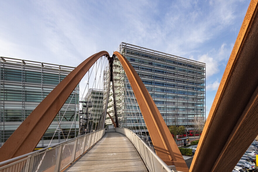 566 Chiswick High Rd, London to rent - Building Photo - Image 2 of 3